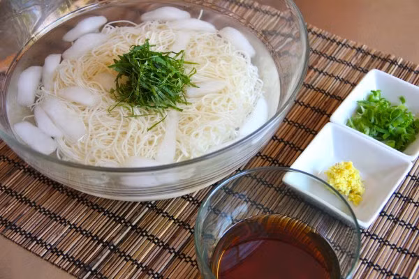 Ăn kèm nước chấm tsuyu là nét đặc trưng nhất của món ăn. Nước chấm tsuyu là sự kết hợp của nước sốt katsuobushi từ cá ngừ khô, nước lạnh, vừng, gừng và hành thái nhỏ.