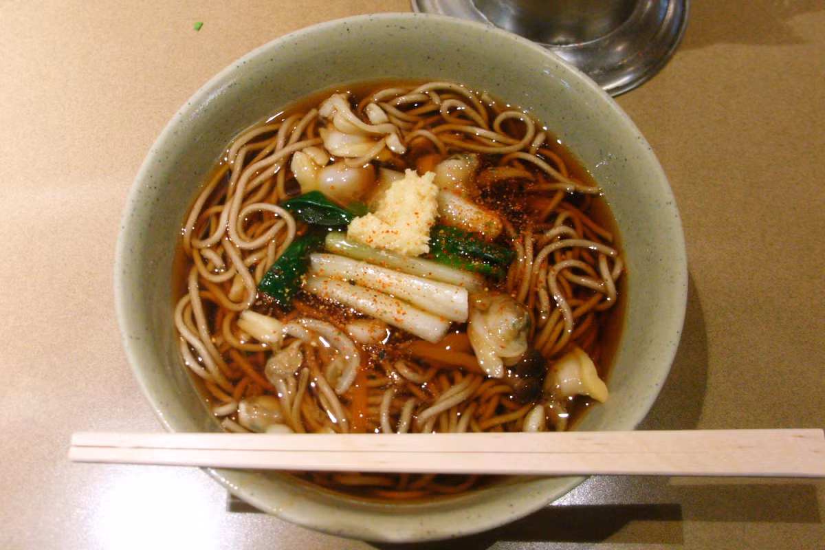 Hai là mỳ đặt trong tô lớn và đổ nước dùng lên trên.