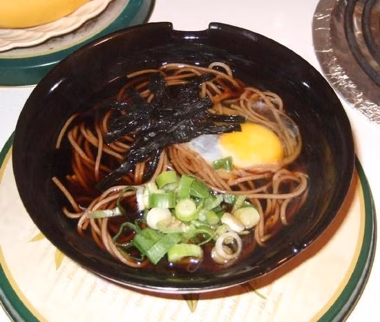 Người Nhật ăn mỳ Soba vào những ngày cuối năm để tiễn năm cũ, chào đón một năm mới nhiều may mắn. Sợ mỳ Soba được làm từ kiều mạch, nên rất giòn và dễ gãy.