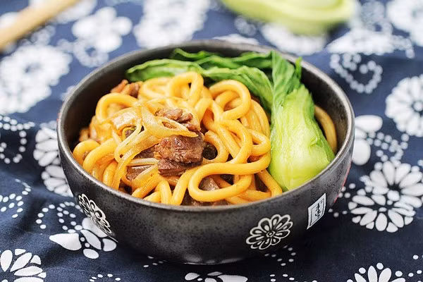 Sợi mỳ dai, mềm kết hợp cùng nước dùng có vị mặn nhẹ, ngọt thanh tạo nên sức hấp dẫn không thể chối từ của món ăn. Mỳ Udon được dùng chung với nước luộc thịt, ăn kèm trứng chiên, tôm chiên và các loại rau.