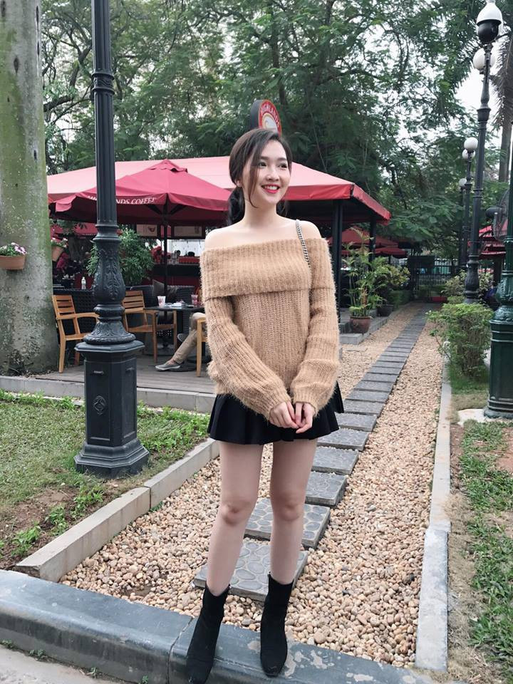 Được biết, Chu Nhung vừa mới tốt nghiệp đại học và hiện đang làm người mẫu ảnh cũng như kinh doanh. Bộ trang phục dân tộc này xuất phát từ chuyến đi chơi Sa Pa đầu xuân của mình. Chính cô gái cũng không ngờ, clip 20s du xuân đầu năm của mình lại 'lọt mắt xanh' của cộng đồng mạng. Clip này của cô nàng hiện tại đang thu hút hàng nghìn lượt like và bình luận.