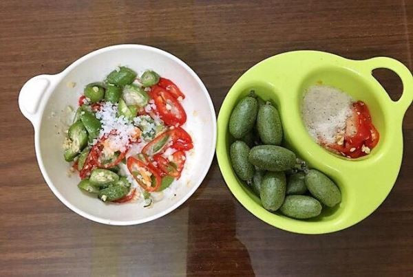 Nhót xanh được chọn để chế biến chủ yếu là nhót lớn vừa tầm, không quá non cũng không quá già. Tưởng chừng thứ quả chua chua và hơi chát này sẽ chẳng mấy người bận tâm, ấy vậy mà nhót xanh lại cực kì đắt khách và giá cả cũng không hề rẻ chút nào.