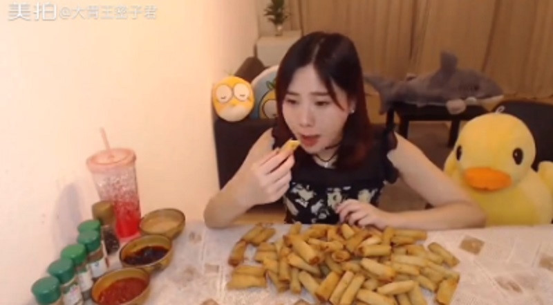 Nhờ thường xuyên cập nhật những video quay cảnh ngồi ăn một lượng thức ăn lớn, Mật Tử Quân thu hút hơn 500.000 người theo dõi trên mạng xã hội Meipai và hơn 200.000 người hâm mộ trên Weibo. Dù ăn nhiều, cơ thể của cô gái vẫn nhỏ nhắn, thon gọn. Thậm chí, cô từng khẳng định vòng eo của mình chỉ có 69 cm.