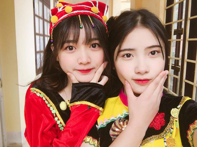 Thanh Thảo (bên phải) xinh đẹp bên bạn thân.