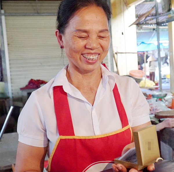 Khuôn mặt hiền lành, phúc hậu của mẹ hậu vệ Bùi Tiến Dũng.