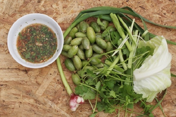 Có lẽ vì phong trào ăn nhót xanh rầm rộ như thế mà các tiểu thương có cơ hội để bán với giá đắt đỏ, thay vì đợi nhót chín mới bày bán như mọi năm. Giá trung bình được bày bán từ khoảng 30.000 - 35.000 đồng, có khi được đẩy lên tới 45.000 - 60.000 đồng/kg.