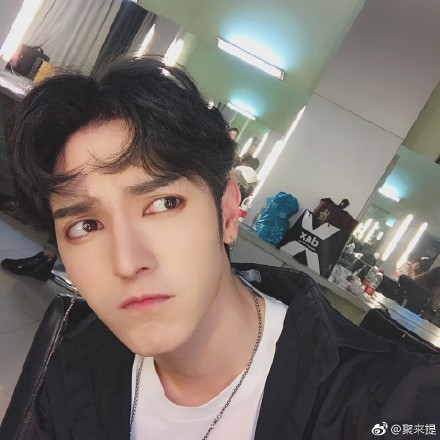 Đôi mắt to tròn và sống mũi cao thẳng thường là đặc điểm chung của những mỹ nhân, mỹ nam đến từ Tân Cương.