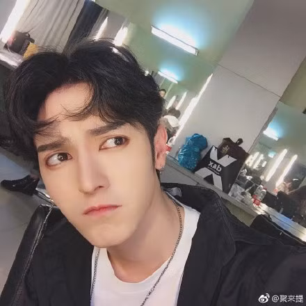 Đôi mắt to tròn và sống mũi cao thẳng thường là đặc điểm chung của những mỹ nhân, mỹ nam đến từ Tân Cương.