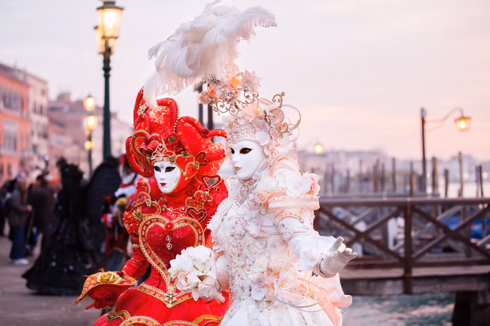 Venice, Italy vốn được mệnh danh là vùng đất của tình yêu nhờ vẻ đẹp cổ kính, lãng mạn. Mùa xuân nơi đây mang một màu áo mới rộn ràng, ngập tràn sắc màu, âm nhạc cùng niềm vui nhờ lễ hội hóa trang Carnival nổi tiếng. Đặc biệt, khi tham dự các dạ tiệc hóa trang tại các tòa lâu đài cổ xưa, du khách như được xuyên không về thế kỷ XVII để sống cuộc sống của giới quý tộc.