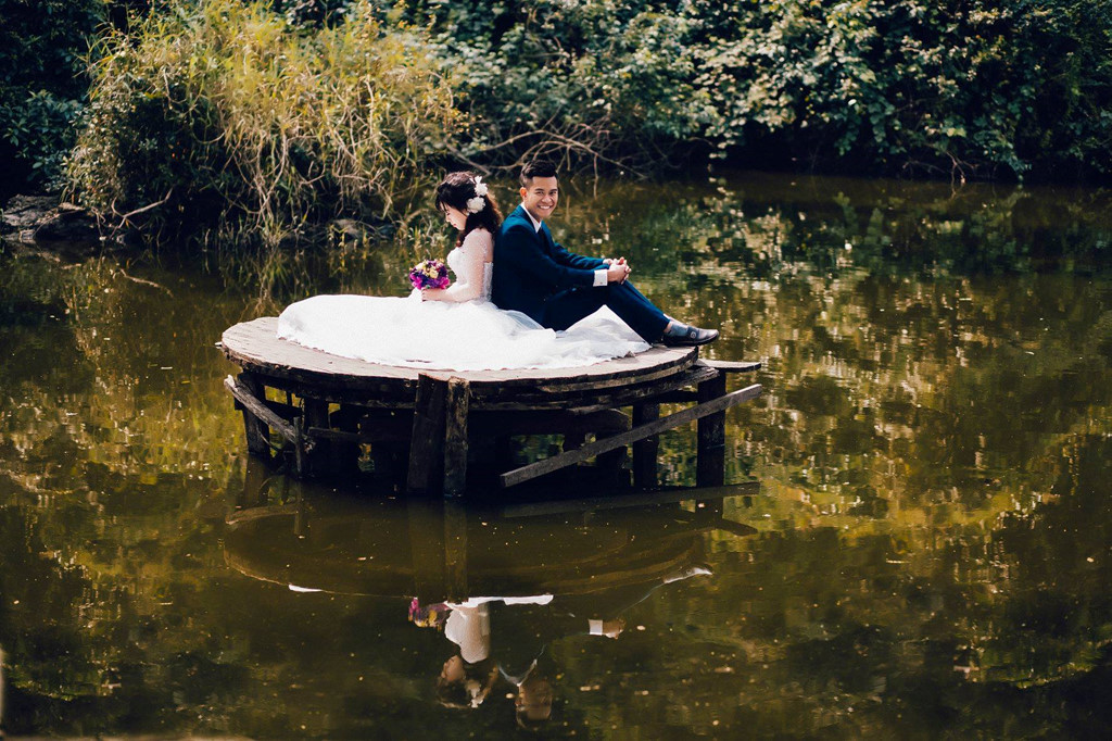 Nói về vợ tương lai, chú rể Đức Thân hạnh tâm sự: "Ánh mắt, cử chỉ và nụ cười của vợ khiến trái tim mình rung động. Cô ấy là mẫu phụ nữ ngoan hiền, nhưng đôi lúc khá bướng bỉnh. Hai người nhiều lần giận nhau, song chưa lần nào quá một ngày".