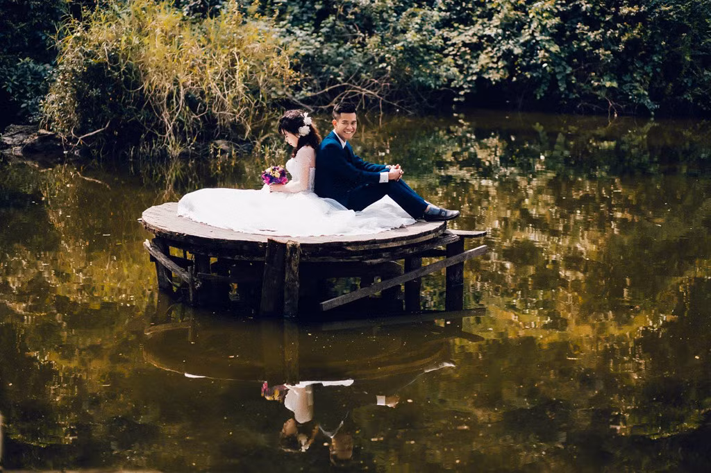 Nói về vợ tương lai, chú rể Đức Thân hạnh tâm sự: "Ánh mắt, cử chỉ và nụ cười của vợ khiến trái tim mình rung động. Cô ấy là mẫu phụ nữ ngoan hiền, nhưng đôi lúc khá bướng bỉnh. Hai người nhiều lần giận nhau, song chưa lần nào quá một ngày".