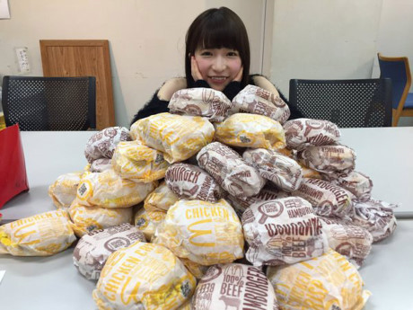  5. Moeno Azuki (sinh ngày 1/2/1988, người Nhật Bản) được biết đến với danh hiệu "thánh ăn", khi cho đăng tải những clip với lượng thức ăn lớn. Sở hữu thân hình nhỏ bé với chiều cao 1,56 m, Moeno Azuki có khẩu phần ăn bằng 10 người bình thường.