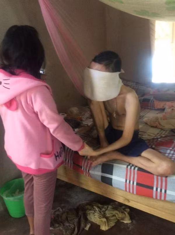 Chị vẫn ở cạnh và chăm sóc cho người chồng của mình.