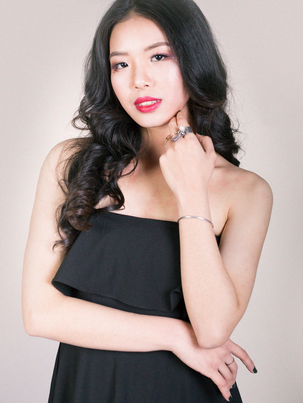 Đinh Ngọc Huyền, 20 tuổi, hiện là sinh viên lớp Báo chí K36. 9X phấn đấu để trở thành nhà báo công tâm và nhiệt huyết. Câu nói yêu thích nhất của Bích Ngọc là: "Điều gì xảy đến cũng đều có lý do của nó".