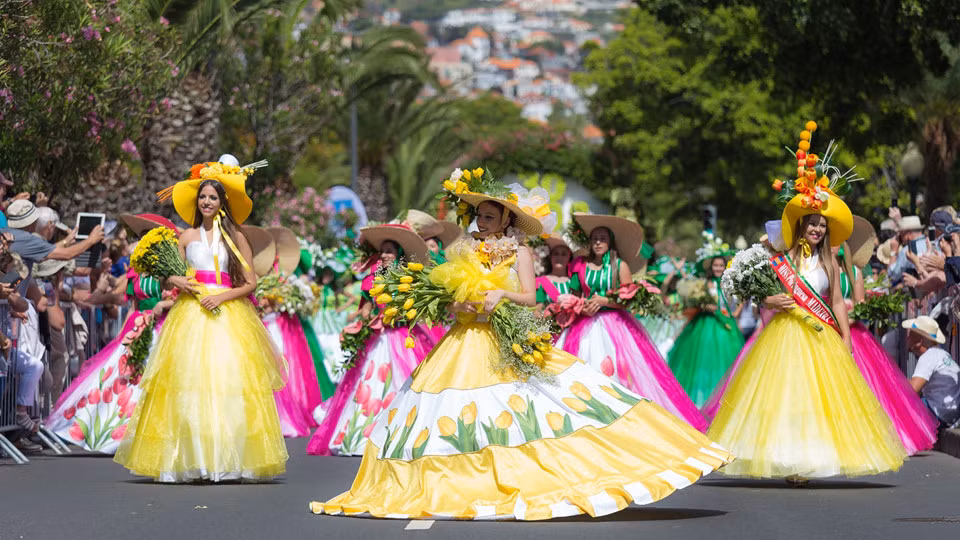 Mùa xuân của Australia gắn liền với những hoạt động văn hóa giải trí kéo dài suốt một tháng lễ hội hoa Floriade. Hàng triệu cây hoa tưng bừng khoe sắc hứa hẹn lưu lại những khoảnh khắc rạng rỡ nhất khi du khách đến với xứ sở kangoroo.