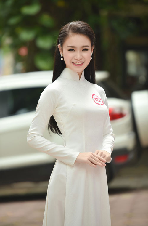 “Tú phải trang bị cho mình kiến thức, vốn từ đúng chuyên ngành. Nhưng may mắn là Tú đã được trải nghiệm MC với các chương trình: Câu chuyện trái tim trên VOV, Hành trình Văn hóa Việt trên kênh truyền hình Vĩnh Long 1 và các sự kiện khác nên có thể nói là cũng tích luỹ được một số kinh nghiệm”, Á hậu Thanh Tú chia sẻ.