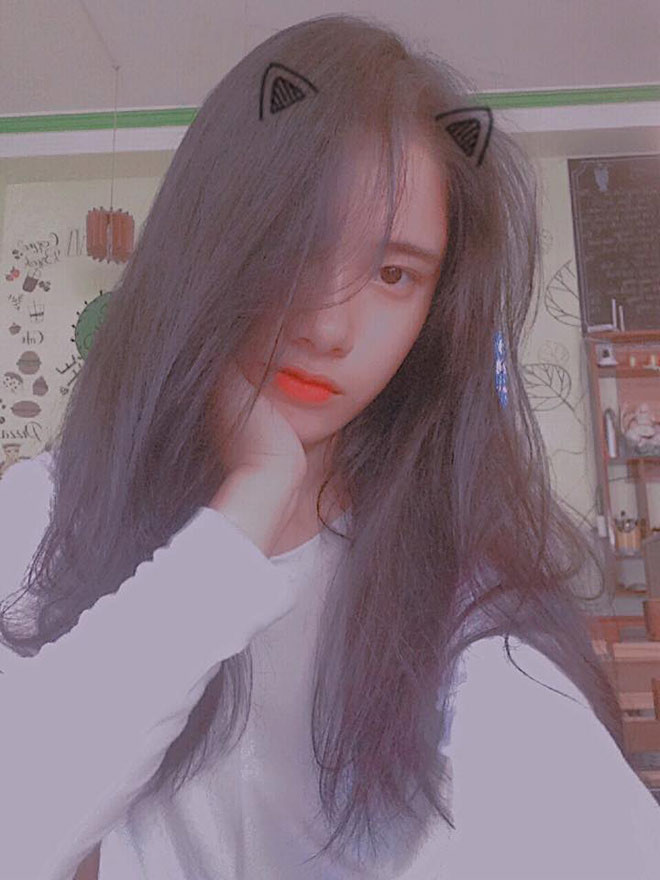 Thanh Thảo cho hay, hình ảnh này được chụp lén khi cô giúp mẹ bán đậu phụ ở chợ vào chiều ngày 2/3. Cô khá bất ngờ khi thấy hình ảnh của mình xuất hiện trên nhiều diễn đàn lớn và được dân mạng quan tâm. “Mình vui vì có nhiều người kết bạn nhưng cũng cảm thấy hơi áp lực khi đi đâu cũng có người nhận ra. Nói gì, làm gì cũng không được thoải mái cho lắm”, Thảo nói về việc nổi tiếng bất đắc dĩ.