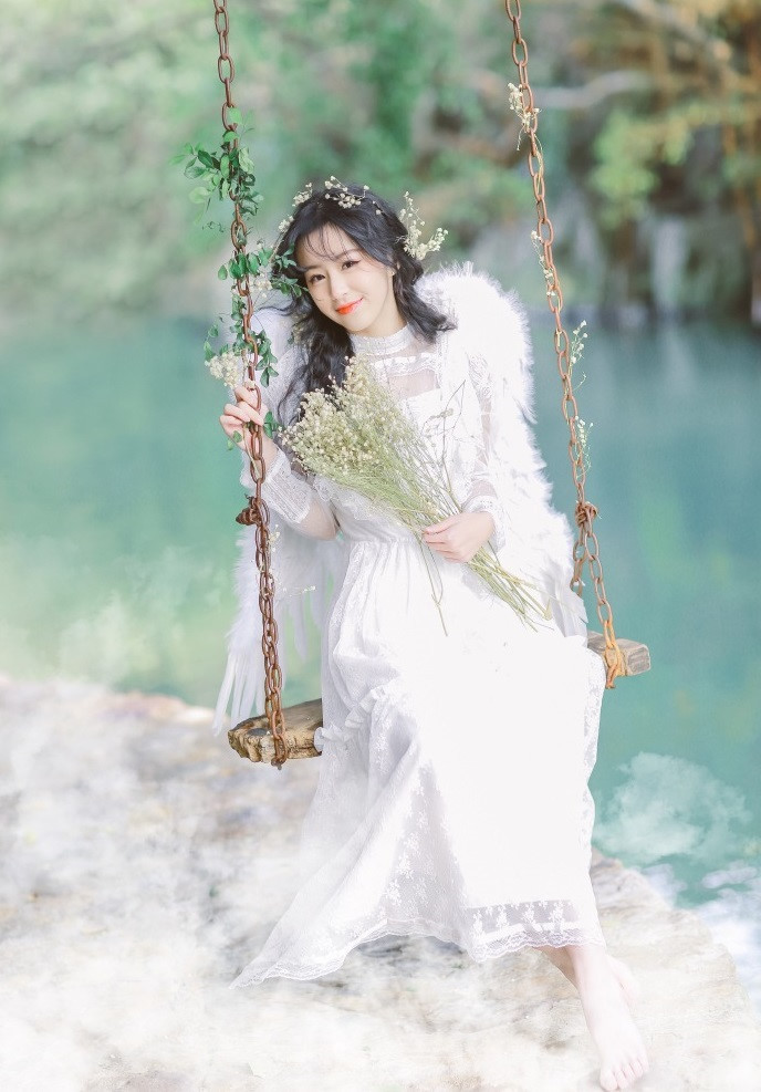 Mới đây, cô gái 17 tuổi có nick weibo Dabao làm "dậy sóng" cộng đồng mạng Trung Quốc với bộ ảnh thiên sứ giáng trần.