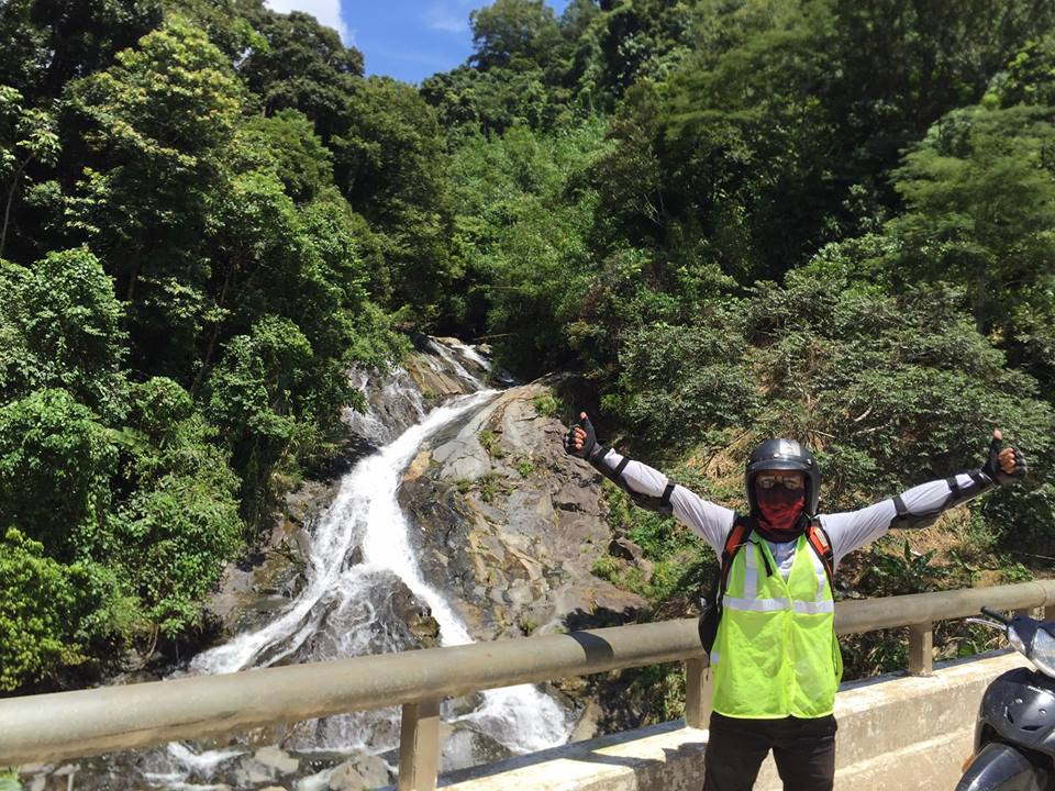 Tâm sự về chi phí của chuyến đi chỉ 4 triệu, Cường cho biết đó là chi phí cho cả quãng đường đi và về, bao gồm ăn uống, ngủ nghỉ, cũng có lúc cắm trại, ngủ nhà nghỉ, ăn lương khô, mì, cơm hay thưởng thức đồ đặc sản vùng, hải sản cũng có. Anh cho biết, chi phí đắt hay rẻ phụ thuộc ở cách chi tiêu của các bạn...