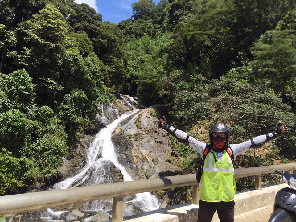 Tâm sự về chi phí của chuyến đi chỉ 4 triệu, Cường cho biết đó là chi phí cho cả quãng đường đi và về, bao gồm ăn uống, ngủ nghỉ, cũng có lúc cắm trại, ngủ nhà nghỉ, ăn lương khô, mì, cơm hay thưởng thức đồ đặc sản vùng, hải sản cũng có. Anh cho biết, chi phí đắt hay rẻ phụ thuộc ở cách chi tiêu của các bạn...