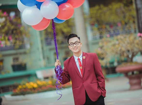 Là một trong số ít chàng trai tham dự cuộc thi, Trần Minh Phương, lớp 11CA1, được bạn bè ủng hộ nhờ có vẻ ngoài lịch lãm.