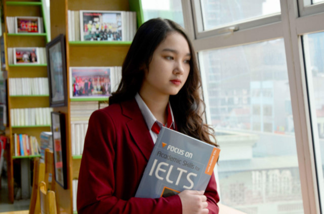 Sở hữu nét đẹp trong sáng, tự nhiên, Trần Thị Thu Hương, lớp 10A, đang dẫn đầu danh sách bình chọn. Nữ sinh là một trong những thí sinh tài năng, đem đến nhiều điểm mới trong cuộc thi của trường THPT Nguyễn Bỉnh Khiêm năm nay.