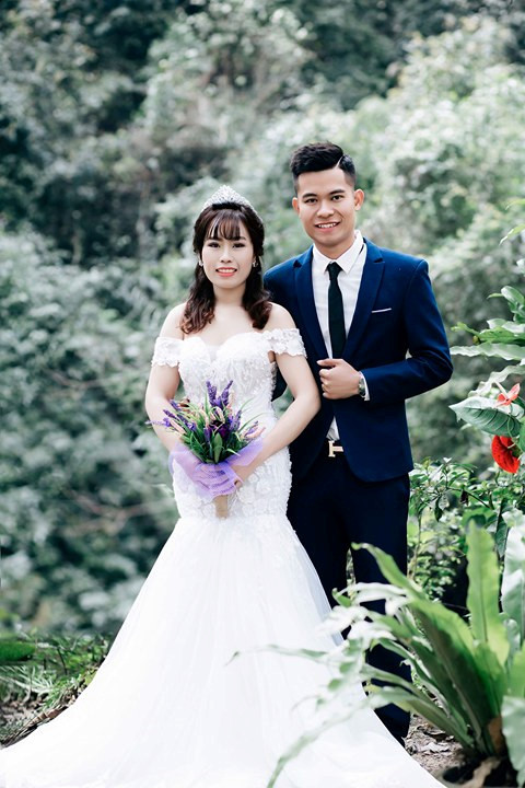 Nguyễn Thân tiết lộ làm ăn xa quê, muốn chụp ảnh cưới ở quê nhà, chàng trai đã lên mạng nhờ bạn bè trong hội lái máy xúc mượn "đạo cụ". Do lúc đó gần Tết, công việc bận rộn, 9X không tìm được máy phù hợp. Tình cờ trong ngày chụp ảnh cưới, hai người vào thành phố Vinh, trên đường về gặp chiếc máy ở gần đường. Người lái máy xúc đã đồng ý cho hai vợ chồng mượn.