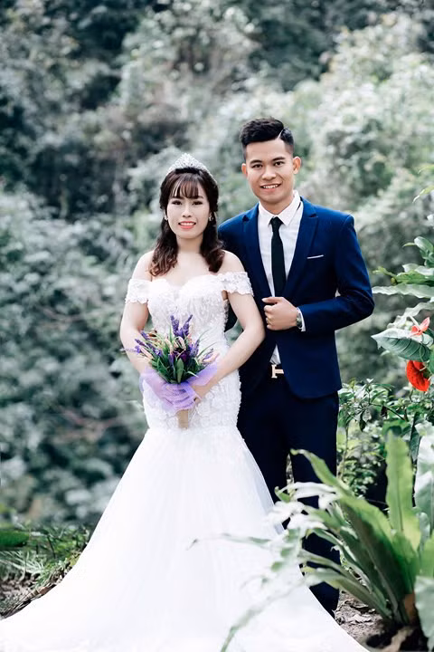 Nguyễn Thân tiết lộ làm ăn xa quê, muốn chụp ảnh cưới ở quê nhà, chàng trai đã lên mạng nhờ bạn bè trong hội lái máy xúc mượn "đạo cụ". Do lúc đó gần Tết, công việc bận rộn, 9X không tìm được máy phù hợp. Tình cờ trong ngày chụp ảnh cưới, hai người vào thành phố Vinh, trên đường về gặp chiếc máy ở gần đường. Người lái máy xúc đã đồng ý cho hai vợ chồng mượn.