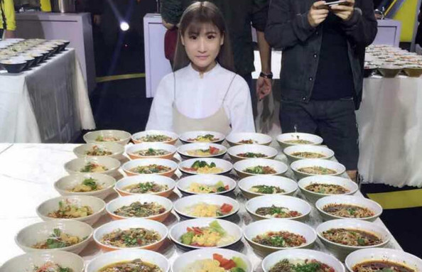 Trong một cuộc thi ăn hồi năm 2017, Đồng Đồng từng gây ấn tượng khi ăn hết 17 bát mỳ trong 10 phút và chiến thắng 4 đối thủ khác (chỉ ăn được 5-7 bát). Cô nàng cũng chinh phục nhiều kỷ lục như ăn hết một con cừu 15 kg, 93 quả trứng, 200 cái há cảo, 76 bánh trứng, 5 kg hamburger và 48 bánh kẹp thịt cừu.