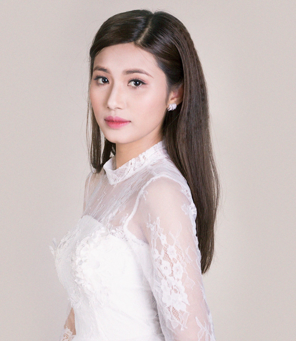 Vũ Quỳnh Nga, 21 tuổi, sinh viên lớp Xã hội học K35. Châm ngôn sống của Quỳnh Nga là: "Hãy sống như mình muốn, hãy làm những điều mình thực sự yêu thích, còn lại thì dành cho trái tim dẫn đường".