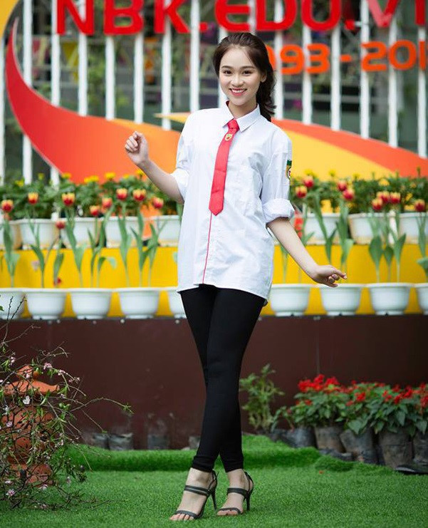 Với sự nhí nhảnh, hồn nhiên, cô bạn Nguyễn Ngọc Anh, lớp 11D6, được dự đoán là một trong những thí sinh dẫn đầu trong vòng thi bình chọn ảnh.