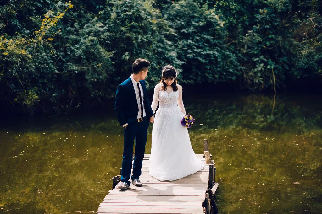 Quen nhau 5 năm qua mạng, đôi trẻ mới chính thức hẹn hò cách đây hơn một năm. Sau lần gặp gỡ đầu tiên, cả hai đã hứa hẹn sẽ về chung một nhà. Đức Thân và Hoàng Trang làm ăn xa, song do cùng quê nên cả hai được gia đình ủng hộ.