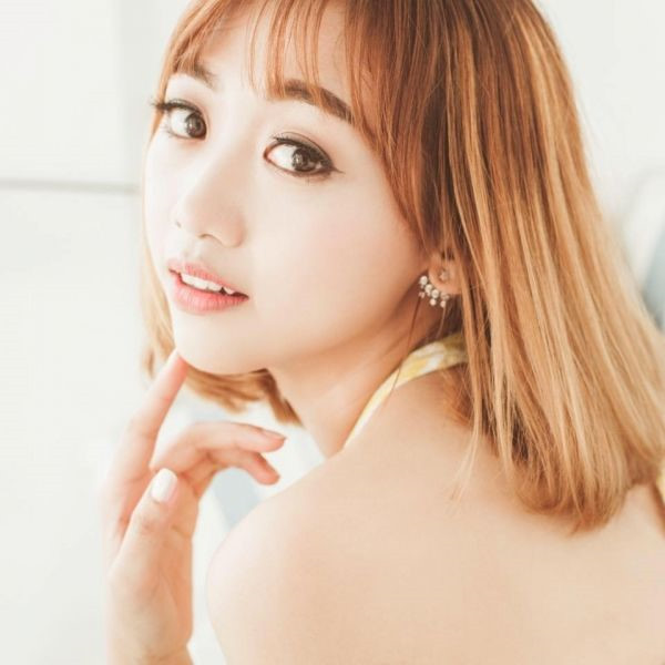 Tuyết Anh (24 tuổi) sở hữu chiều cao lý tưởng cùng gương mặt xinh xắn. Cô là người yêu động vật, đặc biệt là chó và mèo. Những lúc rảnh rỗi, Tuyết Anh thường đi dạo một mình, xem phim Hàn Quốc, học thêm thanh nhạc.