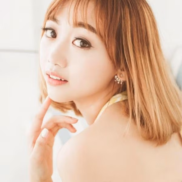 Tuyết Anh (24 tuổi) sở hữu chiều cao lý tưởng cùng gương mặt xinh xắn. Cô là người yêu động vật, đặc biệt là chó và mèo. Những lúc rảnh rỗi, Tuyết Anh thường đi dạo một mình, xem phim Hàn Quốc, học thêm thanh nhạc.