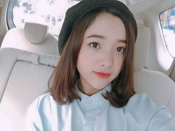 Gia Linh (tên thật Như Ánh, 21 tuổi) là sinh viên Đại học Khoa học Xã hội và Nhân văn TP.HCM. Cô hiện là diễn viên triển vọng, tham gia nhiều bộ phim sitcom trên mạng. 9X thu hút các chàng trai nhờ nụ cười ngọt ngào cùng gương mặt xinh đẹp.