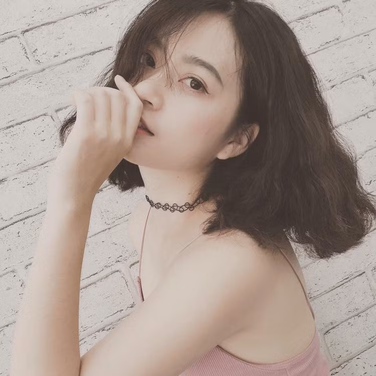 Nguyễn Trang Ly (26 tuổi, quê Đắk Lắk) hiện sinh sống tại TP.HCM. Cô được biết đến là hot girl xinh đẹp, cùng gu thời trang cá tính. Trang Ly là người mẫu ảnh tiềm năng, được yêu thích ở Sài Gòn.