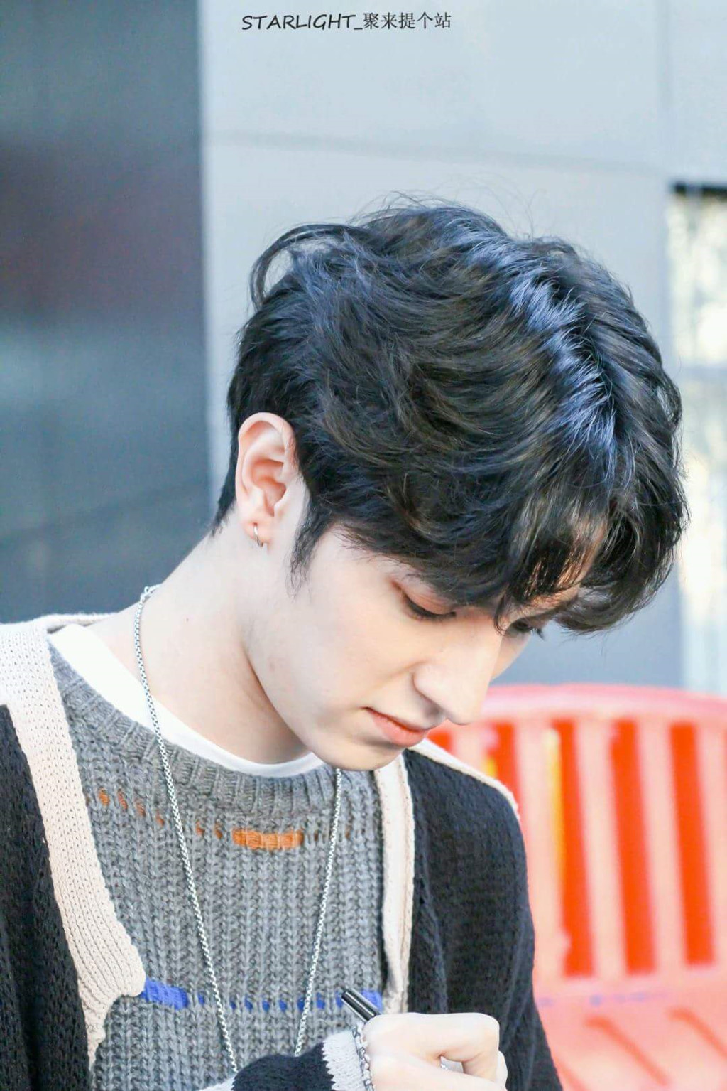 Nhìn những bức hình của Tụ Lai Đề, ai cũng nghĩ chàng trai này đã đụng dao kéo để thẩm mỹ. Theo nhiều dân mạng, vẻ đẹp hoàn hảo, "không thực" này có thể khó tin ở những khu vực khác nhưng với người dân tộc Duy Ngô Nhĩ sống tại Tân Cương thì không phải hiếm.