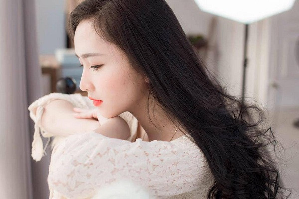 Chu Nhung cho biết cô bị khá nhiều người lạ gửi tin nhắn rủ rê, trêu ghẹo, gạ gẫm trên Facebook… chưa kể đến việc thường xuyên bị hack trang cá nhân, ăn cắp ảnh, làm fanpage hay trang cá nhân giả mạo.