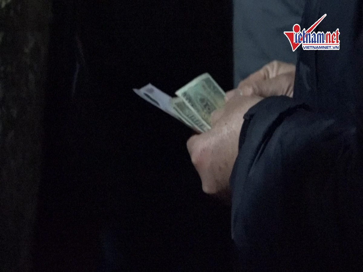 Bên trong đền Thiên Trường, bất chấp tiếng loa liên tục nhắc nhở, nhiều người dùng tiền xoa vào bất cứ vật, dụng cụ nào trên ban bệ thờ.