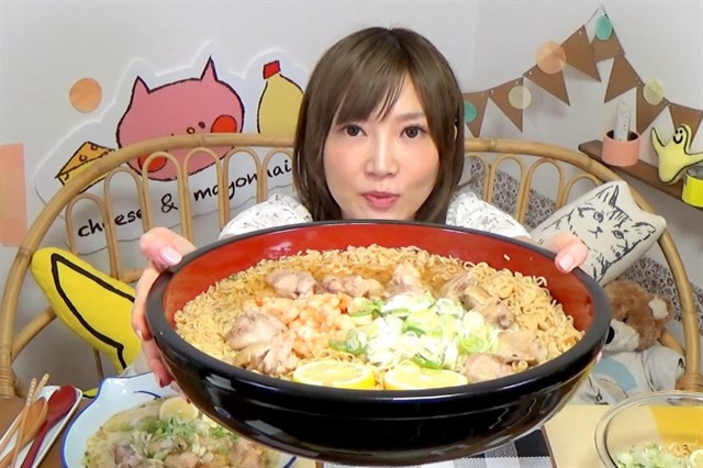  6. Kinoshiata Yuka (32 tuổi, người Nhật Bản) được dân mạng đặt cho biệt danh "người đẹp háu ăn". Nhìn thân hình nhỏ nhắn, mảnh mai của Yuka, không ai có thể tưởng tượng cô nàng có thể ăn 100 chiếc bánh hamburger, một bát khổng lồ hơn 3 kg mì khô hay 36 chiếc bánh ngọt…