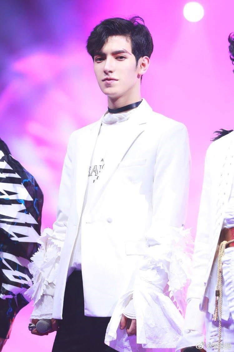 Đa số dân mạng đều bất ngờ trước nhan sắc đẹp đến mức... không thật của chàng trai Trung Quốc. Tuy vậy, họ vẫn dùng nhiều mỹ từ để cảm thán về vẻ điển trai của 9X. Hết so sánh với nhân vật truyện tranh, ma cà rồng, Tụ Lai Đề còn được ví như một nhân vật game đến từ thế giới ảo.