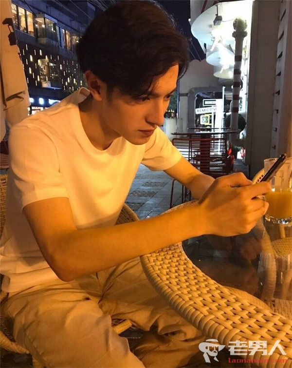 Xóa bỏ lớp trang điểm đậm trên sân khấu, vẻ đẹp của Tụ Lai Đề vẫn không hề mất đi. Anh chàng toát ra khí chất của soái ca ngôn tình trong tưởng tượng của phái nữ.