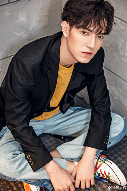 Không chỉ đẹp trai, "mỹ nam mắt to" còn có tài ca hát. Anh từng tham gia chương trình âm nhạc Super Boy 2017.