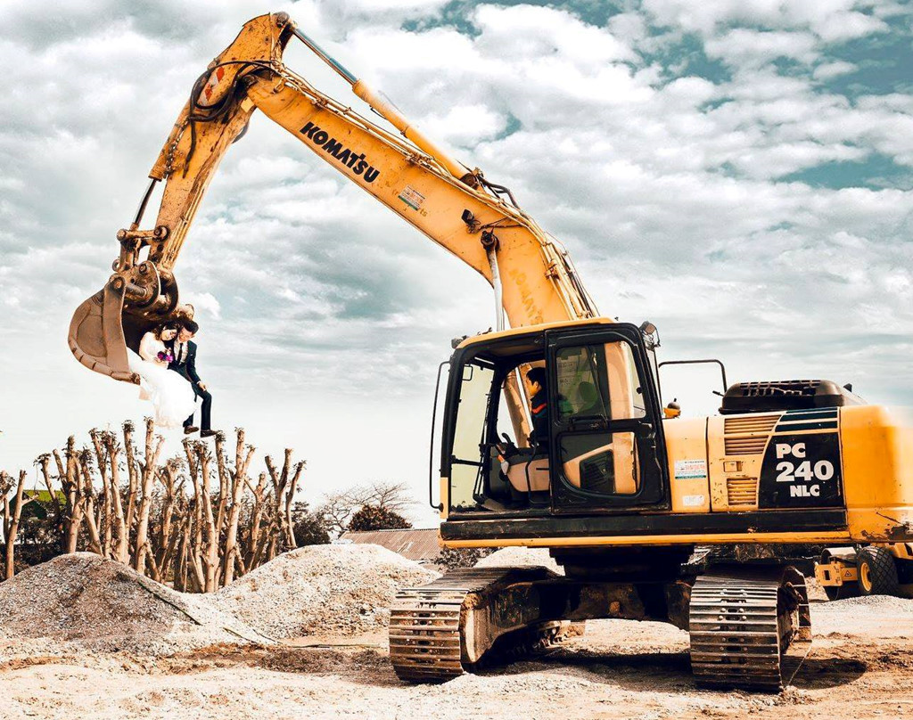 Nhân vật chính trong các bức hình là chú rể Nguyễn Đức Thân, 26 tuổi, và cô dâu Hoàng Thị Trang, 25 tuổi. Qua một năm tìm hiểu, đôi bạn quyết định về chung một nhà và chụp ảnh trước một tháng để có thời gian chuẩn bị cho hôn lễ.