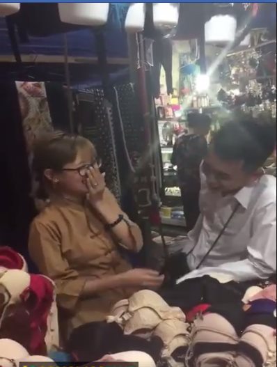 Nhiều chị em không khỏi xuýt xoa với thái độ bạo dạn và sự cưng chiều của anh chàng dành cho người yêu mình.