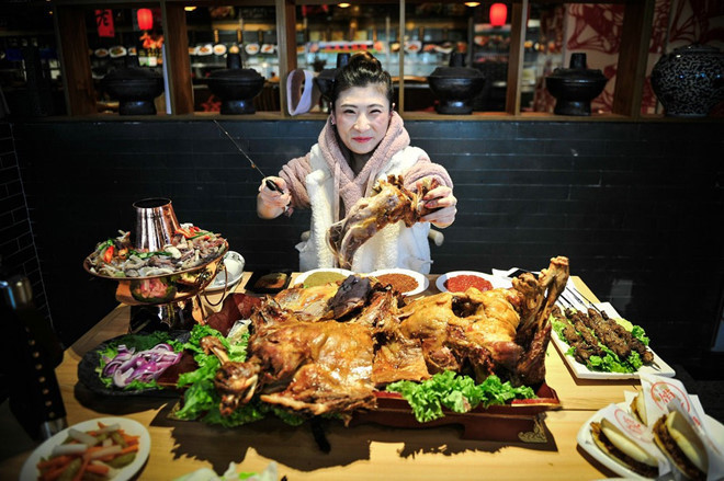  2. Hồ Đồng Đồng (25 tuổi, sống tại Thiên Tân, Trung Quốc) sở hữu vóc dáng khá khiêm tốn với chiều cao chưa tới 1,6 m, cân nặng 45 kg. Thế nhưng, cô nàng được mệnh danh là “Nữ hoàng dạ dày” vì nắm trong tay rất nhiều kỷ lục ăn uống.