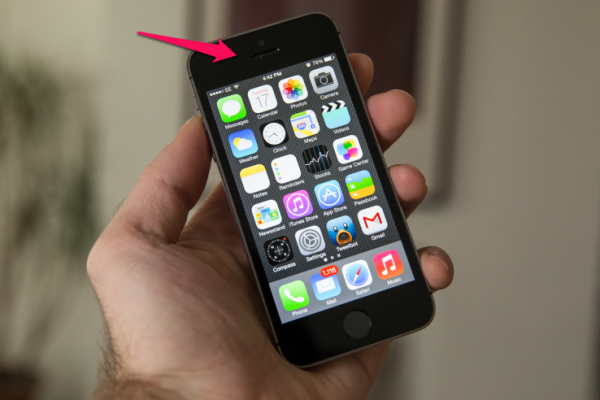 Cảm biến tiệm cận trên smartphone thường được bố trí ở đây.