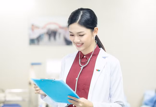 Cô viết trên trang cá nhân: "Tú xin chia sẻ về dự án đầu tiên của năm 2018 chính là trở thành MC của Bản tin Y tế 24h. Sắp tới cả nhà cứ việc bật VTV1 để được gặp Tú hàng ngày nha".