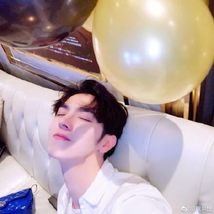 Tụ Lai Đề rất thích chụp những bức hình nửa mặt để "show" góc nghiêng thần thánh.