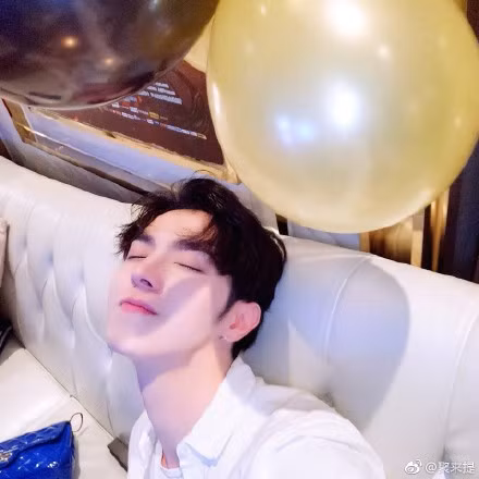 Tụ Lai Đề rất thích chụp những bức hình nửa mặt để "show" góc nghiêng thần thánh.